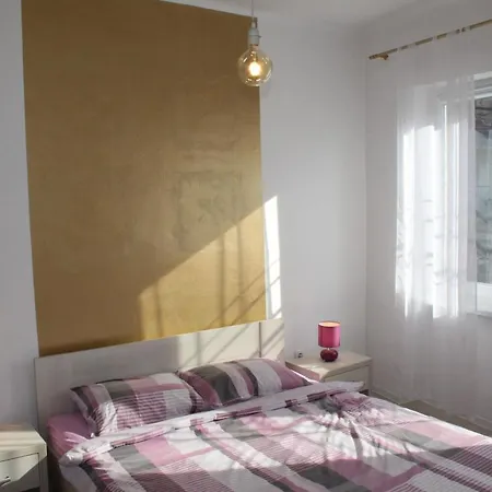 Chic In The Old Town Apartment *